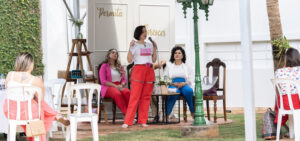 Camila Pastro palestrando em área aberta