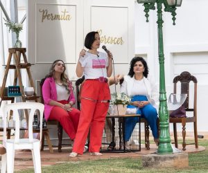 Camila Pastro palestrando em área aberta